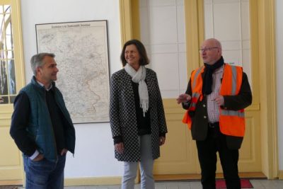 Landtagspräsidentin Ilse Aigner informiert sich bei Bürgermeister Johannes Hagn und Geschäftsführer Heino Seeger.